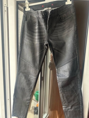 Τζιν παντελόνι Pinko μεταχειρισμένο, μαύρο slim fit με δέρμα, νούμερο 27