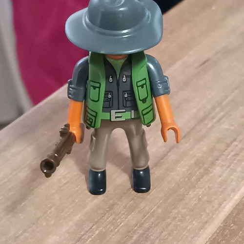 Playmobil explorer like new with rifle and hat