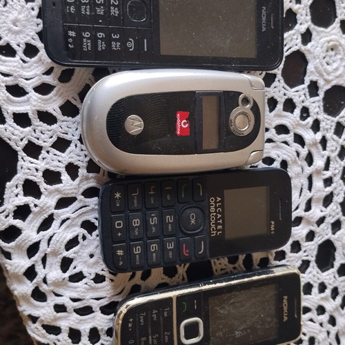 Vintage & Retro Mobile Phones Collection, pack of 32 including Nokia, Motorola, iPhone