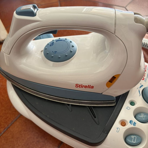 Stirella steam iron like new