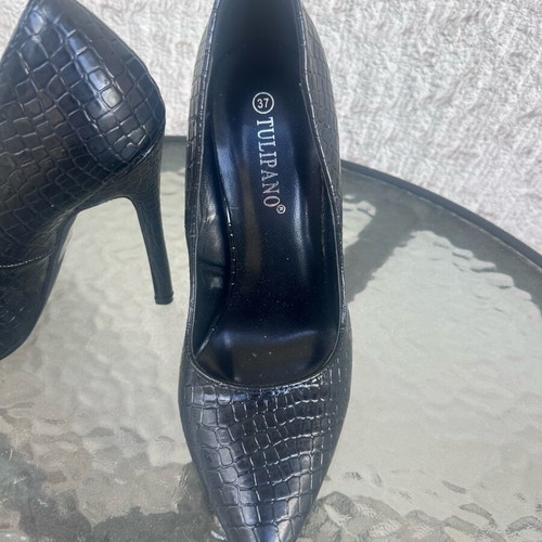 Black pumps new with embossed snake, size 37, thin heel