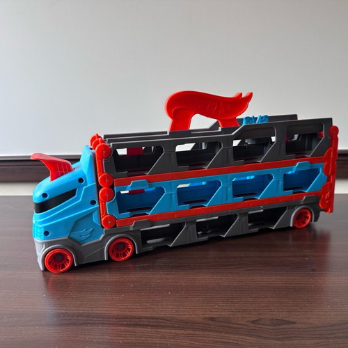 Hot Wheels Speedway Hauler set like new