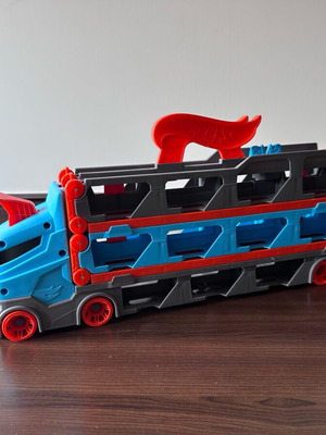 Hot Wheels Speedway Hauler set like new