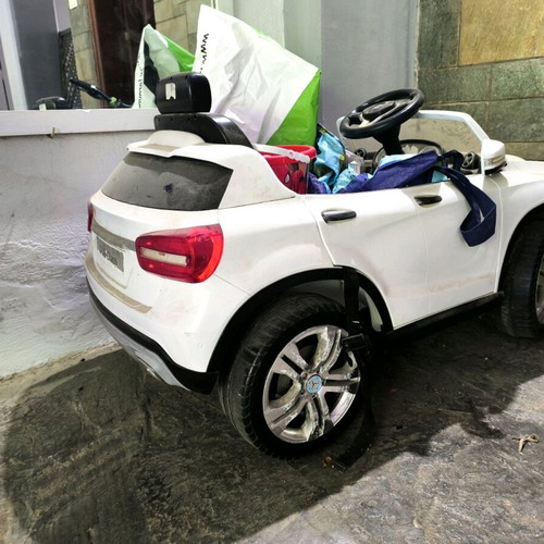 Mercedes GLA electric kids car like new with charger