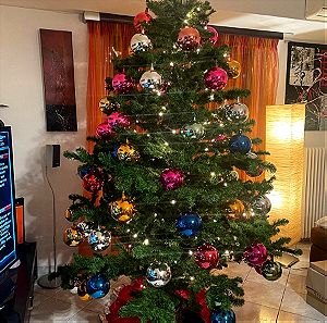 Vintage χριστουγεννιάτικο δέντρο με γυάλινες μπάλες