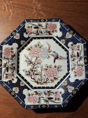 Vintage Imari octagonal decorative porcelain plate