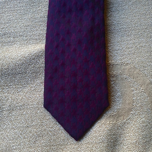 The Bostonians silk tie with houndstooth pattern, like new