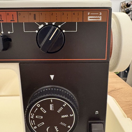 Brother Sewing Machine VX 667 Model E like new, in case
