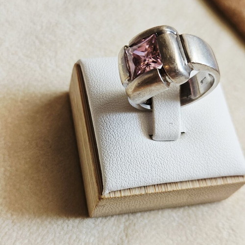 925 solid silver ring with pink stone