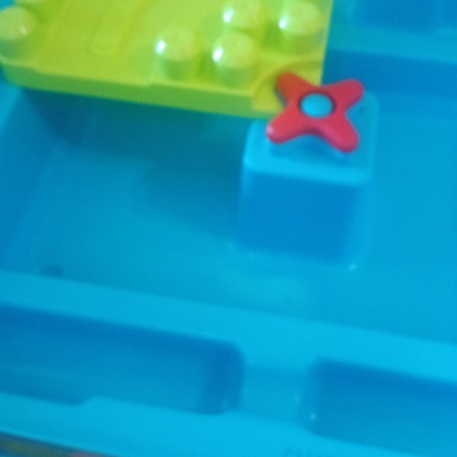 Building blocks play table with foldable legs