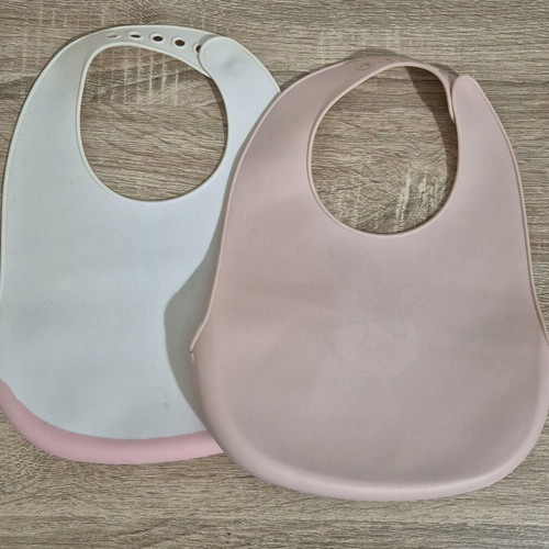 Silicone bibs like new, set of 2 with pocket