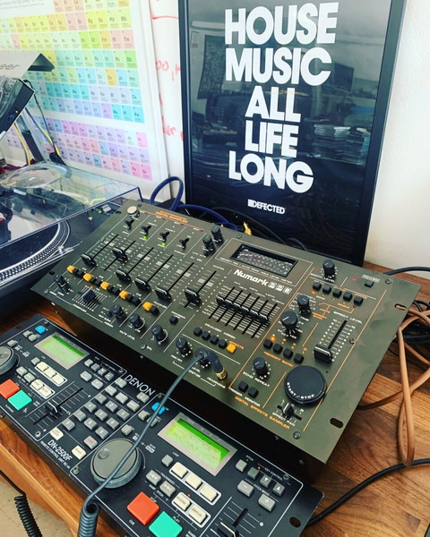 Numark PPD DM1975 Vintage mixer with Digital Sampler