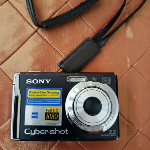 Sony Cyber-shot camera 7.2 megapixels used with battery and 2.0 Gb memory card