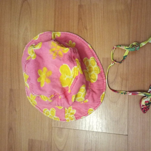 Children's swimsuit like new for 6-year-old girl with gift hat