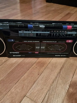 Ραδιοκασετόφωνο μεταχειρισμένο Sharp GF 30 W με λειτουργικά θέματα