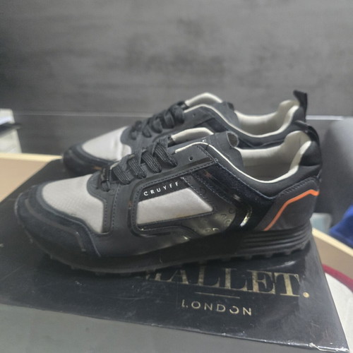 Cruyff sneakers size 42 new with glue stain