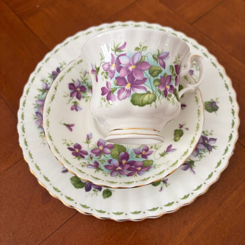 Royal Albert February trios collectible like new, 21 cm plate