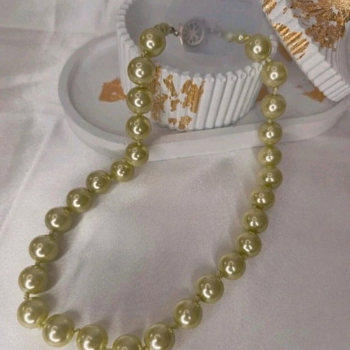 Necklace with light green pearls new, water resistant, 47 cm