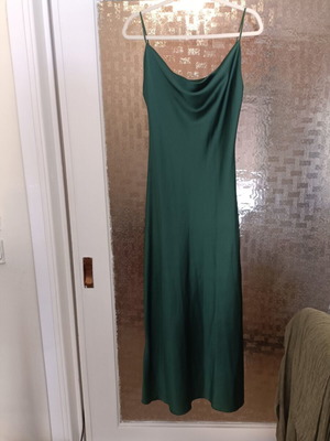 Long green women's dress satin like new size M