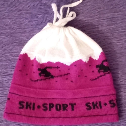Hat like new, suitable for girl, size S/M, white and purple