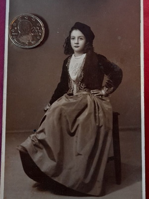 Αθήνα vintage φωτογραφία κορίτσι με παραδοσιακή στολή 1947, σαν καινούργιο