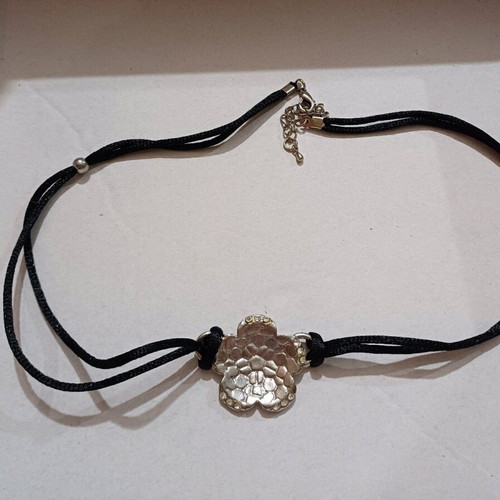 Flower necklace like new