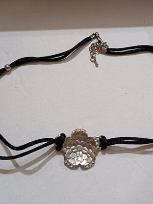 Flower necklace like new
