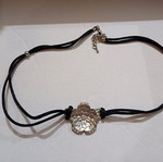 Flower necklace like new