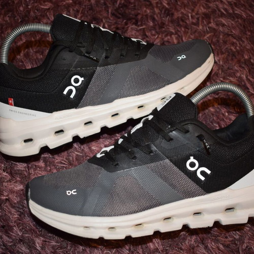 On Cloudrunner Men Size 42 used black and white sports shoes
