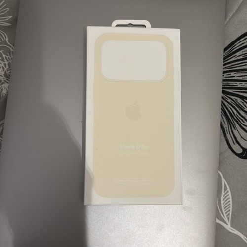 Apple silicone case with MagSafe for iPhone 17 Pro Vanilla