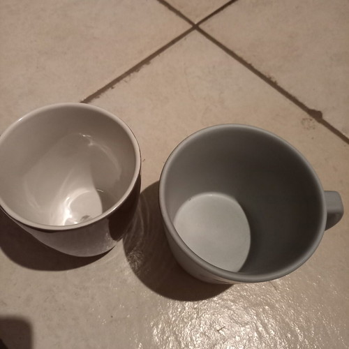 Coffee mugs like new, set of two