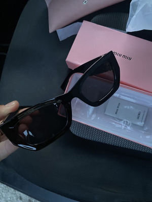 Miu Miu слънчеви очила нови с кутия и етикети, черни