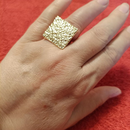 Women's oversized gold-tone ring with hammered square design new