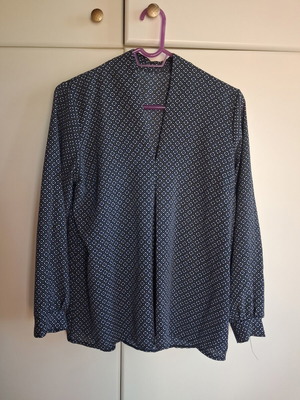Shirt like new, light fabric, size S, white and blue