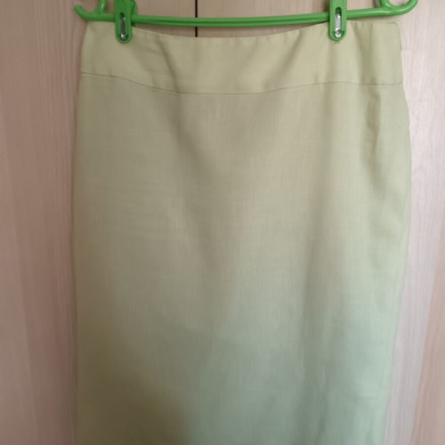 Linen skirt light green, like new, knee-length, size L