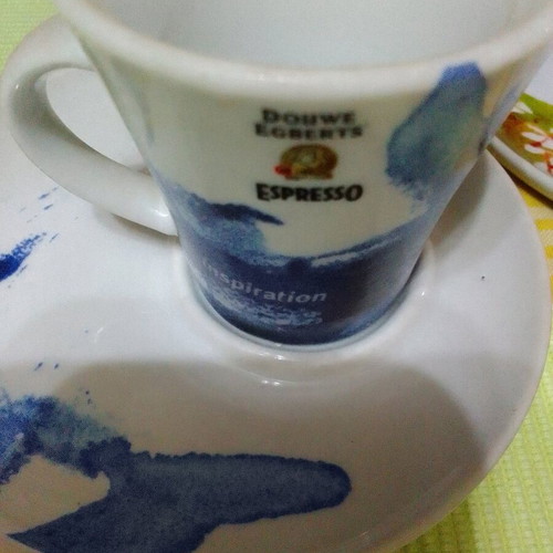 Douwe Egberts espresso coffee cup set of 3 like new with collectible saucers