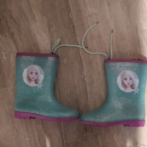 Galotses and slippers like new for girls sizes 30-31 and 34-35