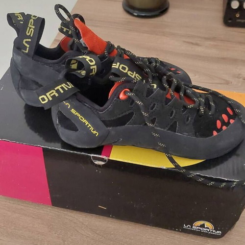 La Sportiva Tarantulace climbing shoes size 35, like new