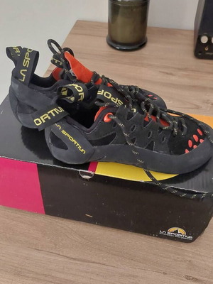 La Sportiva Tarantulace climbing shoes size 35, like new