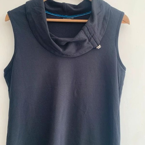 Black sleeveless top size L