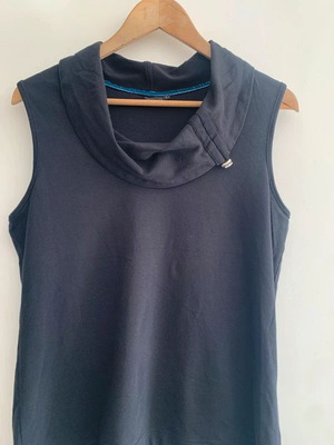 Black sleeveless top size L