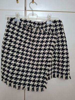 Mini skirt pied de poule Zini size L like new, black and white with asymmetric design