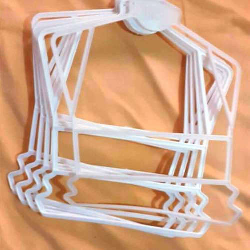Trax children's plastic hangers set of 5 white like new