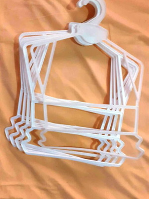 Trax children's plastic hangers set of 5 white like new