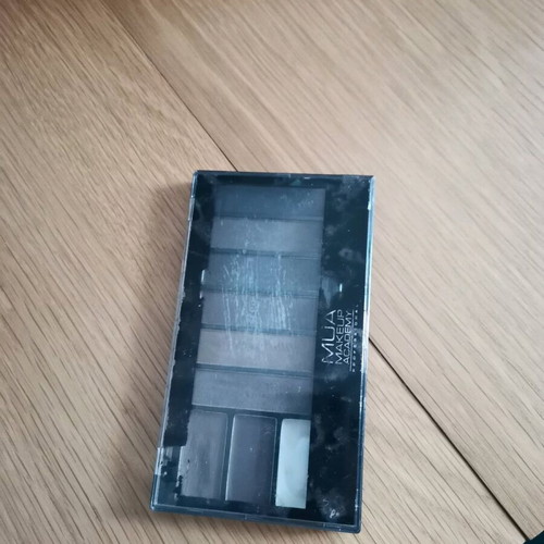 MUA eyebrow palette used with damaged glass