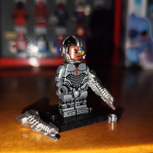 Cyborg DCEU figure like new with accessories