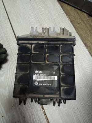 ECU VW Golf 3 1.4i 1992 used 0261200257 030906026C