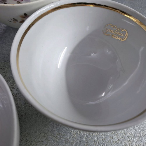Set of 7 vintage porcelain bowls like new with roses