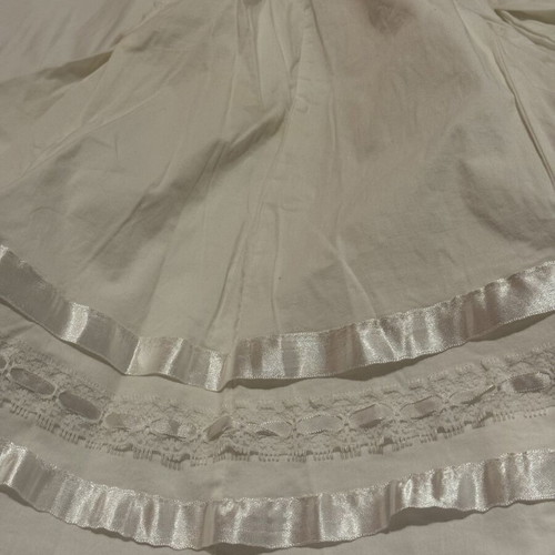 White romantic style skirt like new, sizes S/M, lace details