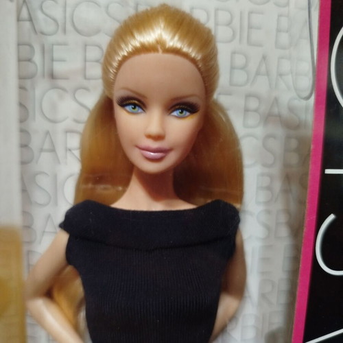 Collectible Barbie Black Label 2009 like new, Model 01-001